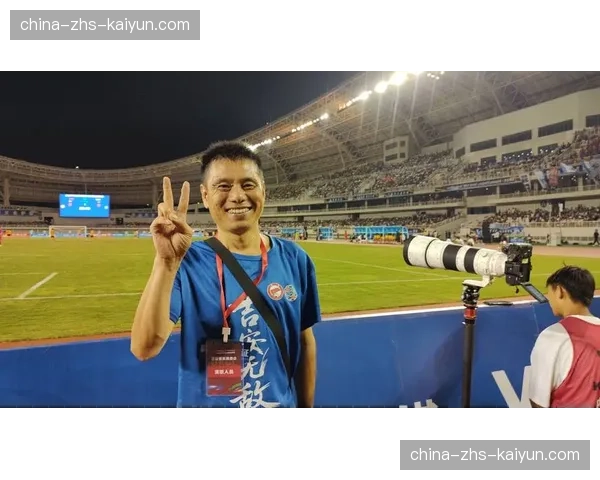 主队球迷高唱生日歌,为客队年迈主帅庆生 主队球迷高唱生日歌,为客队年迈主帅庆生